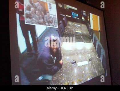 Les soldats du 1er bataillon, 28e régiment d'infanterie, équipe de combat de la 4e brigade d'infanterie, 1re division d'infanterie communiquaient par vidéoconférence depuis le centre médical de l'armée Brooke à San Antonio jusqu'à la base opérationnelle Falcon dans le sud de Bagdad, facilitée par la compagnie C, bataillon des troupes spéciales de la brigade, 4e IBCT, pour maintenir la coordination et le soutien du personnel blessé. Banque D'Images