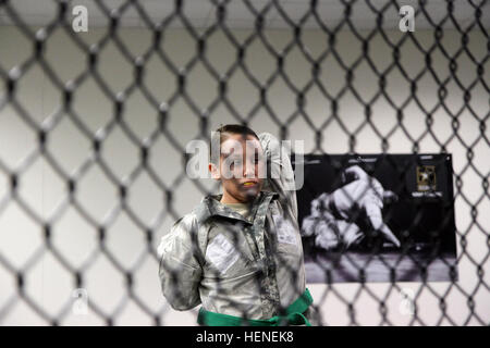 Un soldat de l'armée américaine de la 86e division d'entraînement participe au 84e test combatives du meilleur guerrier du Commandement d'entraînement à Fort Knox, Kentucky, dans le cadre de la compétition du soldat de l'année. Banque D'Images