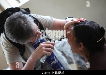 Le Lieutenant-colonel de l'US Air Force Marylyn Ari-Beth, affecté à la 42e Groupe médical, examine une femme guatémaltèque au cours d'un exercice d'entraînement de préparation médicale pendant au-delà de l'horizon 2014, Zacapa, Guatemala, le 21 avril 2014. Au-delà de l'Horizon est un exercice annuel qui embrasse le partenariat entre les États-Unis et le Guatemala, à soutenir l'aide humanitaire à travers divers soins médicaux, dentaires, et des programmes d'action civique. (U.S. Photo de l'armée par la CPS. Gary Silverman)(1992) au-delà de l'horizon 2014, le Guatemala 140421-A-D648-131 Banque D'Images