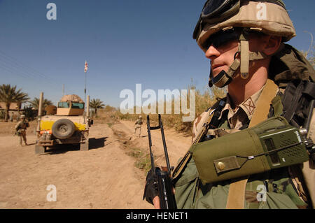 Un soldat de l'armée géorgienne du 13e bataillon de l'armée géorgienne fournit la sécurité lors d'une opération de compensation avec les soldats de l'armée irakienne à partir de la 2e et 3e compagnie, 2e Bataillon, 32e Brigade d'infanterie, 8ème Division de l'armée iraquienne dans Chahine, l'Iraq, le 7 mars 2008. (U.S. Photo de l'armée par le Sgt. Timothy Kingston) (Sortie) 13e bataillon de l'armée géorgienne dans Chahine, l'Iraq 2008-03-07 1 Banque D'Images