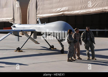 Le lieutenant-colonel Debra Lee, centre, explique comment le Predator travaille au cours d'une visite d'orientation at Joint Base Balad. 46e Escadron de reconnaissance expéditionnaire MQ-1B Predator Balad Iraq AB Banque D'Images