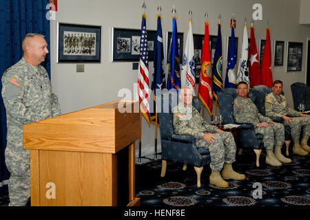 Lieutenant-colonel de l'armée américaine Marion R. Collins, commandant de l'armée, en Caroline du Sud, 2e Bataillon de la Garde nationale, 263rd Air Defense Artillery (ADA), participe à la bataille cérémonie de transfert pour la région de la capitale nationale du système de défense aérienne intégrée de la mission de défense aérienne terrestre déclasse, 28 avril, 2014 at Joint Base Anacostia-Bolling (JBAB). Le pouvoir de protéger l'espace aérien entourant la région de la capitale nationale a été adopté à partir du 1er bataillon du 188ème d'artillerie de défense aérienne, la Garde nationale du Dakota du Nord, au cours de la cérémonie. (Photo par le Sgt. Brian Calhoun/libérés) 263rd ADA sur le point de protéger la capitale nationale 140 Banque D'Images