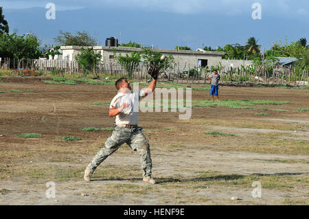 Lieutenant-colonel Chirstopher Dziubek, au-delà de l'horison 2014 Task Force commandant Larimar, discute avec le Lieutenant-colonel de l'armée colombienne José Manuel Lopez Valenzuela au Pescaderia site de construction à Barahona, République dominicaine, le 28 avril. Soldats, aviateurs et soldats de l'armée colombienne et chiliens participent à la mission du sud de l'armée des États-Unis au-delà de l'horizon 2014 à Barahona, République dominicaine Reublic. Les membres du service affecté à la Force Larimar sont en train d'effectuer des travaux de génie civil à 5 sites différents en construisant 3 cliniques médicales et l'école 2 partitions de Barahona. La faci Banque D'Images