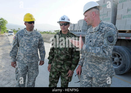 Lieutenant-colonel Chirstopher Dziubek, au-delà de l'horizon 2014 Le commandant de la Force opérationnelle Larimar, discute avec le Lieutenant-colonel de l'armée colombienne José Manuel Lopez Valenzuela au Pescaderia site de construction à Barahona, République dominicaine, 28 avril. Soldats, aviateurs et soldats de l'armée colombienne et chiliens participent à la mission du sud de l'armée des États-Unis au-delà de l'horizon 2014 à Barahona, République dominicaine. Les membres du service affecté à la Force Larimar sont en train d'effectuer des travaux de génie civil à cinq sites différents en construisant trois cliniques médicales et deux partitions de l'école à Barahona Banque D'Images