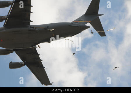 Groupe de parachutistes affectés aux opérations, au Joint Readiness Training Center, sauter de la US Air Force C-17 lors d'une opération aéroportée à Fort Polk, en Louisiane, le 30 avril. Bird's eye view 140430-A-VF162-009 Banque D'Images