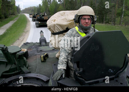 2e Bataillon, 5e régiment de cavalerie Tank commander le Sgt. Anthony Malagoli à partir de la rivière fourchue, N.J., champs d'un ensemble de l'activité M1A2 Abrams char de combat principal avec ce pilote PFC. Ryan, Spelick du Mont Hamilton, en Californie, à la zone d'entraînement Grafenwoehr. (U.S. Photo de l'armée par le lieutenant Henry Chan 1er, 16e, 21e Brigade de soutien Soutien Théâtre Commande) Chevalier de la Brigade dans le fort  % % % % % % % %E2 % % % % % % % %80 % % % % % % % %93 Partie II, EAS attirer 140503-A-WZ553-359 Banque D'Images