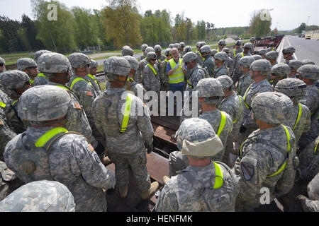 Des soldats américains, affecté au 2e Bataillon, 5e régiment de cavalerie, 1 Brigade Combat Team, 1re Division de cavalerie, effectuer un exposé sur la sécurité à la caserne de Rose (Vilseck), Allemagne station de tête 5 mai, 2014, dans le cadre de résoudre combiné II, une Europe de l'armée américaine-dirigé un exercice multinational au Grafenwoehr Hohenfels et zones d'entraînement, dont plus de 4 000 participants de 13 pays alliés et partenaires. L'artillerie est la première fois qu'une force de rotation de l'armée américaine va utiliser l'ensemble de l'activité, un ensemble de véhicules blindés et d'équipement pré-positionné à Grafenwoehr - y compris la mos Banque D'Images