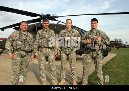 Le Sgt. 1re classe Michael Gilbert, à gauche, l'Adjudant-chef Aaron Stepler, Capt Ryan Brock et le Sgt. Chris Bignami, tous de la société F, 1er Bataillon, 214e Régiment d'aviation, split basée entre Johnstown, en Pennsylvanie, et à Fort Knox, Ky., pause par leurs HH-60M Hélicoptères d'évacuation médicale le 6 mai 2014 lors de la 86e Division de formation Soutien au combat de l'exercice de formation/Global Medic à Fort McCoy, Wisconsin (Etats-Unis) La société fait partie de la 11e commandement de l'Aviation, Fort Knox, Ky. Photo de M. Clinton, bois, 84e commandement de l'instruction des affaires publiques. Réserver Société Medevac affine ses compétences à CSTX-Global Medic 140506-A-HX393-044 Banque D'Images