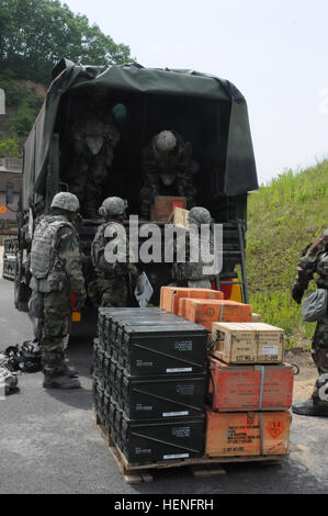 Des soldats du 210th Field Artillery Brigade, 2e Division d'infanterie, participer à un combat de munitions d'exercice d'extraction de charge 7 et 8 mai 2014 sur le Camp Casey, la Corée du Sud. L'exercice de formation axés sur la capacité de la brigade d'extraire, de transférer et de transport de la brigade de l'ACL. 210e Brigade FA effectue l'extraction de liste de l'exercice 140507-A-DF794-029 Banque D'Images