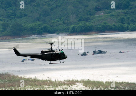 L'Armée de l'Air Philippine un hélicoptère UH-60 transporte fantassins philippins à leur objectif au cours de la force interarmées multinationale, exercice de tir réel de répétitions, 14 mai, dans le cadre de Balikatan 2014. Balikatan est un exercice d'entraînement bilatéral annuel entre les Philippines et des États-Unis visant à favoriser la coopération et l'interopérabilité entre les deux forces armées des nations unies par le biais de la formation ainsi que l'aide humanitaire et secours en cas de projets. (U.S. Photo de l'armée par le sergent. Chris McCullough) FOI-RCN fait équipe avec des soldats de l'Arrowhead, Joint forces exercice de tir réel 140514-A-ET795-266 Banque D'Images