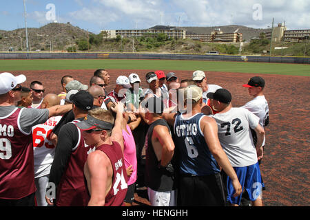 L'Armée et de l'or noir de l'Armée de softball célébrer leur championnat de jeu de la station navale de Guantanamo Bay's Captain's Cup, samedi, 17 mai, 2014 à Cooper. Ensemble, les équipes de l'armée a pris la première place dans le cadre de cet événement multi-service, compétition annuelle. Captain's Cup s'inspire cohésion sociale 140517-A-KY529-326 Banque D'Images