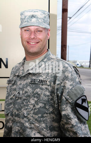 Pvt. Christopher Peckham, un natif de Seattle, et l'automobile avec l'opérateur 3e Bataillon d'hélicoptères d'assaut, 227e Régiment d'aviation, 1st Air Cavalry Brigade, Division de cavalerie, pose avec son 1st Cav. patch pour la première fois après l'inprocessing à Hood Army Airfield, de Fort Hood, au Texas, le 19 mai. Maintenant comme son grand-père avant lui, Peckham a dit qu'il a un nouveau respect pour le Jour du Souvenir depuis son entrée dans l'armée en novembre. Ancien, les soldats de l'importance de rappeler Cav Memorial Day 140519-A-RM324-001 Banque D'Images