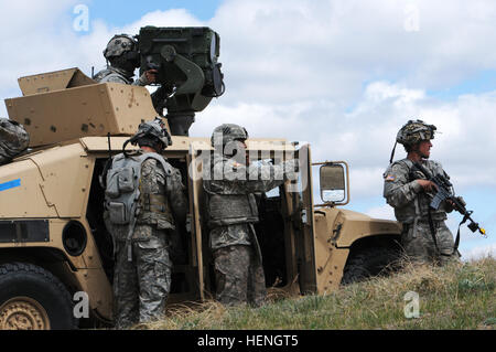 Le s.. Choix (centre), un chef d'équipe avec le 3e Escadron, 1e régiment de cavalerie, 3ème Division d'infanterie à Fort Benning, Géorgie, les positions de son équipe à une position sur le scoutisme dans le cadre des forces de l'opposition au cours de l'exercice Maple Résoudre 2014 (EX-MR14). Environ 5 000 Canadiens, Britanniques et Américains ont participé à l'EX MR14, menée ici 5 Mai-juin 1. Il est le point culminant de l'événement de formation collective qui valide l'Armée canadienne force pour les opérations qui lui sont assignées par le gouvernement canadien par l'intermédiaire du chef d'état-major de la Défense. 3e à l'OPFOR augmenter les troupes ID Banque D'Images