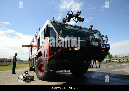 La protection incendie du véhicule ( 3000 ) de la gâche de Oshkosh, U.S. Air Force, 424 e Escadron de la base aérienne, se dresse sur la présentation statique pour démontrer l'équipement et de l'intérieur de la cabine lors de la sécurité américaine Garrisson Benelux' le jour de la terre, sur la base aérienne de Chievres, Chievres, Belgique, le 22 mai 2014 (US Army photo par Pascal Demeuldre-publié) jour de la terre, sécurité Chievres 22 Mai, 2014 140522-A-RX599-006 Banque D'Images