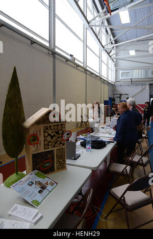 Direction des travaux publics, du ministère de l'environnement affichage statique de la garnison américaine Benelux, présente et explique un abri pour les insectes bénéfiques au cours de la garnison américaine de la sécurité du Benelux le jour de la terre, sur la base aérienne de Chievres, Chievres, Belgique, le 22 mai 2014 (US Army photo par Pascal Demeuldre-publié) jour de la terre, sécurité Chievres 22 Mai, 2014 140522-A-RX599-013 Banque D'Images