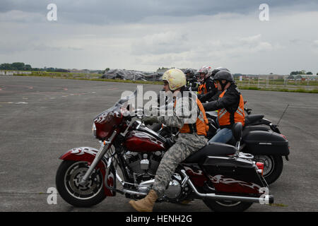 Cuisine américaine et Belge avec les motards de la Police fédérale belge de l'escadron moto(Sylle et Dendre division), démarrer leurs motos pour un trajet de 90 milles au cours de la garnison américaine de la sécurité du Benelux le jour de la terre, sur la base aérienne de Chievres, Chievres, Belgique, le 22 mai 2014 (US Army photo par Pascal Demeuldre-publié) jour de la terre, sécurité Chievres 22 Mai, 2014 140522-A-RX599-024 Banque D'Images