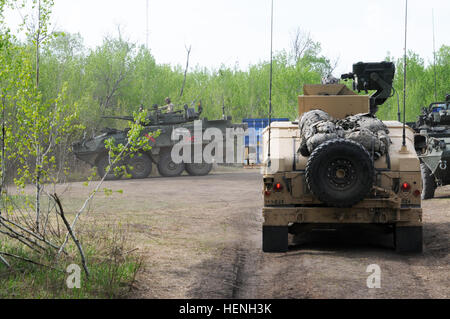 Des soldats de la 3e Escadre, 1er régiment de cavalerie, 3ème Division d'infanterie à Fort Benning, Géorgie, départ camp de base pendant les opérations comme la force de l'opposition au cours de l'exercice Maple Résoudre 2014 (EX-MR14). Environ 5 000 Canadiens, Britanniques et Américains ont participé à l'EX MR14, menée ici 5 Mai-juin 1. Il est le point culminant de l'événement de formation collective qui valide l'Armée canadienne force pour les opérations qui lui sont assignées par le gouvernement canadien par l'intermédiaire du chef d'état-major de la Défense. 3e ID augmenter les troupes OPFO0 at Maple résoudre 14 140523-A-LG811-031 Banque D'Images