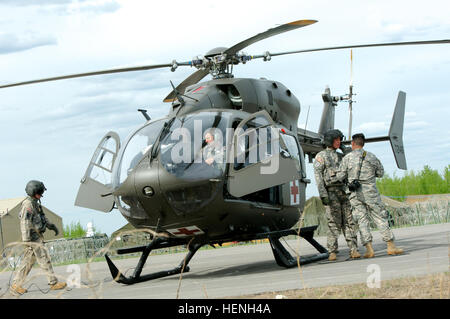 Un équipage avec 2e bataillon du 135e Régiment d'aviation, Colorado, la Garde nationale, conduite vérifications avant vol sur un UH-72A Lakota, hélicoptère utilitaire léger, lors de l'exercice de la résolution 14 (ex-MR14) ici, le 23 mai. Environ 5 500 militaires participent à l'ex-MR14, dont près de 4 000 soldats de l'Armée canadienne, 450 membres de l'Aviation royale du Canada, 450 soldats américains et 100 soldats britanniques. (Photo par le Sgt. 1re classe Julio A. Nieves, 326/MPAD) Parution des soldats de l'Aviation à lirers convertir gallons 140523-A-GR268-971 Banque D'Images