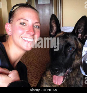 Explosif patrouille chien détecteur, Kobus et Sgt. Holly Moore, 550e Détachement de chien de travail militaire, 16e Brigade de police militaire, prendre un après une longue journée selfies des balayages de détection d'explosifs dans le cadre d'une mission de service secret lorsque le président américain Barack Obama a pris la parole à l'obtention du diplôme de West Point à New York, le 27 mai 2014. Moore et Kobus ont débuté leur partenariat en 2013 le jour de la Saint-Valentin, servant à de nombreuses missions d'application de la loi et d'un déploiement en Afghanistan avant de Kobus adoptée soudainement du cancer, le 11 mars 2015. Deux ans de longues heures par les côtés ont forgé une forte, désintéressé et Banque D'Images