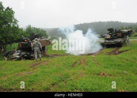 M1A2 Abrams réservoirs avec 2e Bataillon, 5e régiment de cavalerie, 1 Brigade Combat Team, 1re Division de cavalerie, pour chasser l'ennemi dans la zone d'entraînement pendant les Hohenfels Résoudre II, le 29 mai 2014. Les véhicules blindés font partie de l'ensemble de l'activité, de la taille d'un bataillon d'un ensemble d'équipements pré-positionné sur la zone d'entraînement Grafenwoehr pour équiper et soutenir les forces de l'armée américaine faisant tourner vers l'Europe pour la formation et les missions d'urgence à l'appui des États-Unis en Europe. L'EAS sera utilisé pour la première fois par la 1ère Brigade Combat Team, 1re Division de cavalerie au cours de l'exercice Combined Resolv Banque D'Images