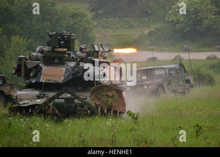 M1A2 Abrams réservoirs avec 2e Bataillon, 5e régiment de cavalerie, 1 Brigade Combat Team, 1re Division de cavalerie, pour chasser l'ennemi dans la zone d'entraînement pendant les Hohenfels Résoudre II, le 29 mai 2014. Les véhicules blindés font partie de l'ensemble de l'activité, de la taille d'un bataillon d'un ensemble d'équipements pré-positionné sur la zone d'entraînement Grafenwoehr pour équiper et soutenir les forces de l'armée américaine faisant tourner vers l'Europe pour la formation et les missions d'urgence à l'appui des États-Unis en Europe. L'EAS sera utilisé pour la première fois par la 1ère Brigade Combat Team, 1re Division de cavalerie au cours de l'exercice Combined Re Banque D'Images