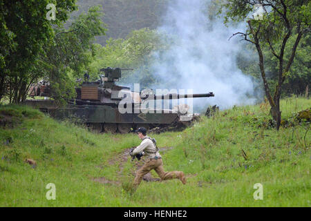 Un M1A2 Abrams tank avec 2e Bataillon, 5e régiment de cavalerie, 1 Brigade Combat Team, 1re Division de cavalerie, chasse à l'ennemi dans la zone d'entraînement pendant les Hohenfels Résoudre II, le 29 mai 2014. Les véhicules blindés font partie de l'ensemble de l'activité, de la taille d'un bataillon d'un ensemble d'équipements pré-positionné sur la zone d'entraînement Grafenwoehr pour équiper et soutenir les forces de l'armée américaine faisant tourner vers l'Europe pour la formation et les missions d'urgence à l'appui des États-Unis en Europe. L'EAS sera utilisé pour la première fois par la 1ère Brigade Combat Team, 1re Division de cavalerie au cours de l'exercice Combined Banque D'Images