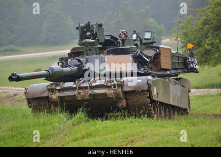 Un M1A2 Abrams tank avec 2e Bataillon, 5e régiment de cavalerie, 1 Brigade Combat Team, 1re Division de cavalerie, chasse à l'ennemi dans la zone d'entraînement pendant les Hohenfels Résoudre II, le 29 mai 2014. Les véhicules blindés font partie de l'ensemble de l'activité, de la taille d'un bataillon d'un ensemble d'équipements pré-positionné sur la zone d'entraînement Grafenwoehr pour équiper et soutenir les forces de l'armée américaine faisant tourner vers l'Europe pour la formation et les missions d'urgence à l'appui des États-Unis en Europe. L'EAS sera utilisé pour la première fois par la 1ère Brigade Combat Team, 1re Division de cavalerie au cours de l'exercice Combined Banque D'Images