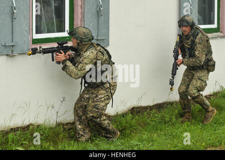 Les soldats géorgiens s'entraînent à construire des opérations de déminage pendant Combined Resolve II au joint multinational Readiness Center en Allemagne, un exercice dirigé par l'armée américaine en Europe avec des participants multinationaux améliorant la préparation aux armes combinées. Banque D'Images