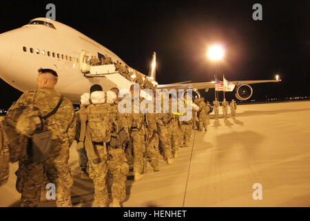 Cinq unités de la Garde nationale de l'armée des états de New York, Massachusetts, New Jersey et le Wisconsin à bord de l'avion pour le Moyen-Orient, le 29 mai, à l'SILAS L. Copeland l'arrivée et le départ du Groupe de contrôle de l'air. (Photo de Amabilia Payen, DoMaD) Cinq unités du génie des structures de rangement en Afghanistan 140529-A-N208-002 Banque D'Images