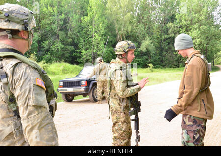 Un soldat géorgien de la Compagnie Alpha, 12e Bataillon d'infanterie légère d'une simulation questions détenu au cours de l'exercice Combined Résoudre II au Centre de préparation interarmées multinationale à Hohenfels, Allemagne, le 30 mai 2014. Résoudre combiné II est une action décisive des multinationales de l'environnement de formation à l'exercice multinational interarmées du Commandement de l'instruction et d'entraînement Grafenwoehr Hohenfels qui implique plus de 4 000 participants venus de 15 pays partenaires. Le but de l'exercice est de former et préparer une brigade multinationale dirigée par les États-Unis d'interopérer avec plusieurs pays partenaires et Banque D'Images