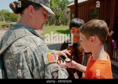 Le sergent de l'armée américaine. Jennifer Middleton, qui est de Panama City, Floride, spectacles 6e année Chantz Curtis et Alexander Quiroga comment utiliser un compas pendant le III Corps d'armée et de l'Administration centrale du bataillon à Eastern Hills Middle School, le 30 mai 2014. Les soldats avec HHBN a passé une journée au Ranch Parrie Haynes au sud de Chicago avec plus de 300 enfants de EHMS, leur adoption par l'école. Le III Corps et de Fort Hood programme Adoptez une école militaire contribue les ressources et les services pour les établissements scolaires afin de favoriser le développement intellectuel, émotionnel, social, physique et la croissance des enfants Banque D'Images