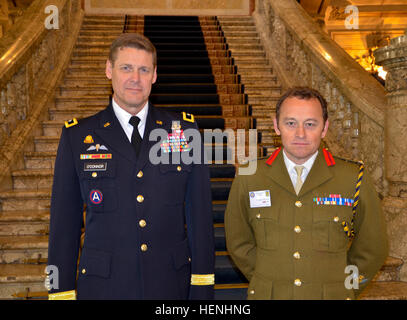 Bucarest, Roumanie - Le Major-général John O'Connor, général commandant, Commandement, soutien Théâtre 21e Armée britannique et Brigue. Le général Crispin Walker, directeur de défense Les opérations logistiques et de capacité, rencontrez le 4 juin dans le cadre de l'annuel de trois jours de la réunion du Comité national des commandants territoriaux menés à l'échelle nationale Palais militaire ici. O'Connor, Walker et d'autres hauts dirigeants militaires représentant 20 pays alliés et partenaires ont signé un mémorandum d'arrangement de révision de la politique et des procédures d'exploitation. Les objectifs de l'expansion a également affiné NTCC, objectifs et politique d'adhésion afin de combler les besoins actuels et Banque D'Images