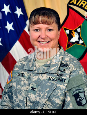 Le colonel Kimberly J. Daub, originaire de Ridgewood, N.J., et commandant de la 101e Brigade de soutien "Lifeliners", 101e Division aéroportée, est l'orateur invité pour Fort Campbell's 2014 Journée de l'égalité des femmes à l'événement Sportsman's Lodge, mardi. La célébration marque le 94e anniversaire de la femme de plus en plus le droit de vote aux États-Unis (U.S. Photo de l'armée par le Sgt. Leejay Lockhart, 101e Brigade de soutien Public Affairs) Femmes  % % % % % % % %E2 % % % % % % % %80 % % % % % % % %99s Journée de l'égalité, le droit de vote au combat 140610-A-AB123-001-CC Banque D'Images