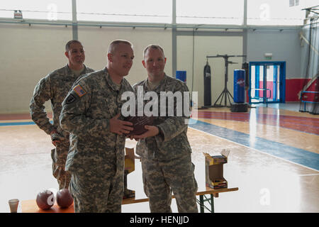 Le sergent de l'armée américaine. Bryan Teneyck, Provost Marshall Office 24 Le Sergent du peloton avec Bruxelles, siège de l'Administration centrale et compagnie, United States Benelux garnison reçoit la balle de jeu commandants HHC Cpt. Nathaniel Beckett pour avoir remporté les 12 miles road mars dans 2 heures et 28 minutes au cours d'une journée de manifestations célébrant le 239e anniversaire de l'armée, dans la collectivité Centre de loisirs, la base aérienne de Chievres, Belgique, le 12 juin 2014. (U.S. Photo de l'armée par Visual Spécialiste de l'information, Pierre-Etienne Courtejoie/libérés) USAG Benelux célèbre le 239e anniversaire de l'Armée de terre 140612-A-BD610-072 Banque D'Images