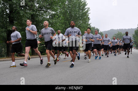 Des soldats américains affectés la 501e Brigade de soutien prendre part à une course pour célébrer le 239e anniversaire de l'Armée américaine au Camp Carroll, Corée du Sud, le 13 juin 2014. Plus de 800 soldats affectés à la 19e Commandement de la Force expéditionnaire du Canada ont participé à la course. (U.S. Photo de l'armée par le Sgt. 1re classe Josh Edson/libéré).... Des soldats américains affectés la 501e Brigade de soutien prendre part à une course pour célébrer le 239e anniversaire de l'Armée américaine au Camp Carroll, Corée du Sud, le 13 juin, 2014 140613-A-NY467-004 Banque D'Images