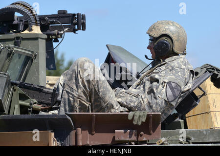 Un soldat américain avec 2e bataillon du 5e de cavalerie, 1 Brigade Combat Team, 1re Division de cavalerie, attend en ligne de tir sur un M1A2 Abrams tank à la 7e armée du commandement multinational interarmées Grafenwoehr Domaine de formation dans le cadre de l'exercice Combined Résoudre II, le 13 juin 2014. L'exercice est une Europe de l'armée américaine-dirigé un exercice multinational, dont plus de 4 000 participants de 15 pays alliés et partenaires. L'artillerie est la première fois qu'une force de rotation de l'armée américaine utilise l'ensemble de l'activité, un ensemble de véhicules blindés et d'équipement pré-positionné à Grafenwoehr - y compris les plus Banque D'Images