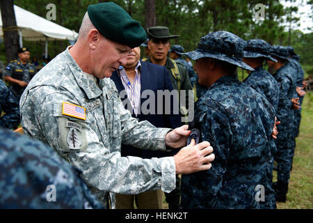 Le brig. Le général Sean P. Mulholland, commandant du Commandement des opérations spéciales au sud, place les Tigres de correction sur un récent diplômé 19 Juin à Tegucigalpa, Honduras. Les bérets verts du 7e Groupe des forces spéciales (Airborne) et Junglas de la Police nationale colombienne les commandos formés pour être la force de choix pour le Gouvernement hondurien à haute valeur capture le trafic de stupéfiants et criminelle des cibles. SOCSOUTH est responsable de toutes les activités des forces spéciales américaines dans les Caraïbes, en Amérique centrale et du Sud et sert d'organe de commandement des opérations spéciales américaines et U.S. Southern Command Banque D'Images