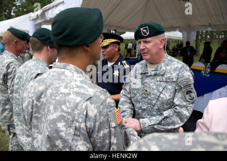 Le brig. Le général Sean P. Mulholland, commandant du Commandement des opérations spéciales au sud, serre la main d'un béret vert à partir de la 7e Groupe des forces spéciales (Airborne) Le 19 juin à Tegucigalpa, Honduras. Le béret vert et d'autres soldats des forces spéciales de la 7e Groupe des forces spéciales (Airborne) et Junglas de la Police nationale colombienne tigres hondurien formé d'être les commandos de travail de choix pour le gouvernement hondurien à haute valeur capture le trafic de stupéfiants et criminelle des cibles. SOCSOUTH est responsable de toutes les activités des forces spéciales américaines dans les Caraïbes, en Amérique centrale et du Sud et ser Banque D'Images