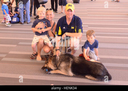 Le s.. Andrew de Mattawan, Michigan, un policier militaire affecté au 108ème Compagnie de Police Militaire, 503e, 16e Bataillon MP MP Brigade, Fort Bragg, N. C. répond aux militaires retraités chien de travail ira à l'aéroport international de Raleigh-Durham juin19, 2014. L'IRAS, une fillette de neuf ans Shephard allemand chien de détection d'explosifs, a pris sa retraite du service militaire, et est en cours d'adoption par le loup, l'un de ses anciens maîtres de chien. Les deux ont été déployés en Afghanistan deux fois de l'Allemagne dans le cadre de l'opération Enduring Freedom. Certaines photos comportent la femme de Loup Loup Samantha, et deux fils, Tyler Loup et Dominic Wolf. (U. S. Banque D'Images