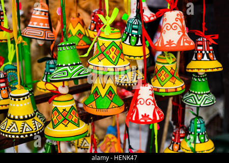 Close up de billes en céramique colorée détails juste noël décorations pour les ventes. Les jouets traditionnels ukrainiens. Banque D'Images