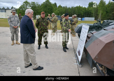 La retraite de l'armée américaine le général Carter Ham obtient les informations sur un TR 85M1 char de combat principal de soldats roumains au cours de l'exercice Combined Résoudre II, le 20 juin 2014, zone d'entraînement Grafenwoehr, Allemagne. L'exercice est une Europe de l'armée américaine-dirigé un exercice multinational, dont plus de 4 000 participants de 15 pays alliés et partenaires. L'artillerie est la première fois qu'une force de rotation de l'armée américaine utilise l'ensemble de l'activité -- un ensemble de véhicules blindés et d'équipement pré-positionné à Grafenwoehr y compris les versions à jour de la M1A2 Abrams tanks et M2/M3 Bradley de combat d'infanterie Banque D'Images