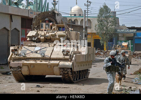 Un Blindé Bradley roule dans les rues de Mossoul, d'assurer la sécurité des soldats de CO. D, 1er Bataillon, 8e Régiment d'infanterie de Fort Carson, Colorado, l'effacement du quartier al-Sinaa le 1er avril. Bradleys both assurerait la sécurité des soldats clearing Mossoul 83290 Banque D'Images