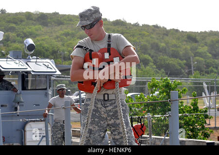 Le personnel de la Garde nationale de Porto Rico utilise une machine de débarquement du 191e Groupe de soutien régional pour le transport maritime et les manœuvres à Vieques, Porto Rico. Banque D'Images