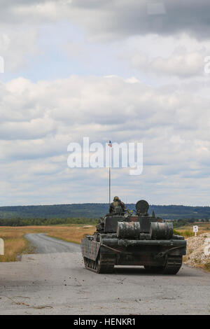 Soldats roumains dans un Bizonul TR-85M1 char de combat principal du 284e Bataillon du réservoir de participer à une marche à tir réel au cours de l'exercice Combined Résoudre II à la zone d'entraînement Grafenwoehr Grafenwoehr, Allemagne, le 26 juin 2014. Résoudre combiné II est une action décisive des multinationales de l'environnement de formation à l'exercice multinational interarmées du Commandement de l'instruction et d'entraînement Grafenwoehr Hohenfels qui implique plus de 4 000 participants venus de 15 pays partenaires. Le but de l'exercice est de former et préparer une brigade multinationale américaine -conduit à fonctionner avec des partenaires multiples Banque D'Images