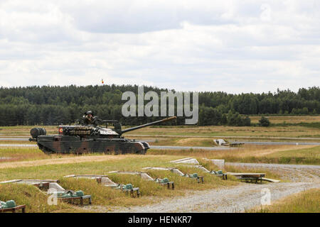 Soldats roumains dans un Bizonul TR-85M1 char de combat principal du 284e Bataillon du réservoir de participer à une marche à tir réel au cours de l'exercice Combined Résoudre II à la zone d'entraînement Grafenwoehr Grafenwoehr, Allemagne, le 26 juin 2014. Résoudre combiné II est une action décisive des multinationales de l'environnement de formation à l'exercice multinational interarmées du Commandement de l'instruction et d'entraînement Grafenwoehr Hohenfels qui implique plus de 4 000 participants venus de 15 pays partenaires. Le but de l'exercice est de former et préparer une brigade multinationale américaine -conduit à fonctionner avec des partenaires multiples Banque D'Images