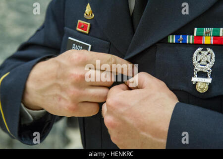 La CPS. David Bass, un 419e compagnie de transport opérateur de transport à moteur à partir de Salt Lake City, Utah, les boutons de l'uniforme de son conseil avant sa comparution à l'Armée 2014 Concours meilleur guerrier à Joint Base McGuire-Dix-Lakehurst. Quarante-deux jeunes soldats et sous-officiers partout dans la réserve sont en concurrence dans l'événement, qui met leur santé physique, mentale, et les capacités tactiques, de gagner des sous-officiers et soldats de réserve de l'année. Les gagnants auront la chance de représenter l'armée de réserve dans le département de l'Armée Concours meilleur guerrier. (U.S. Phot de l'armée Banque D'Images