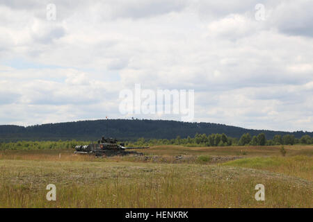 Soldats roumains dans un Bizonul TR-85M1 char de combat principal du 284e Bataillon du réservoir de participer à une marche à tir réel au cours de l'exercice Combined Résoudre II à la zone d'entraînement Grafenwoehr Grafenwoehr, Allemagne, le 26 juin 2014. Résoudre combiné II est une action décisive des multinationales de l'environnement de formation à l'exercice multinational interarmées du Commandement de l'instruction et d'entraînement Grafenwoehr Hohenfels qui implique plus de 4 000 participants venus de 15 pays partenaires. Le but de l'exercice est de former et préparer une brigade multinationale américaine -conduit à interopérer avec de multiples partenaire Banque D'Images