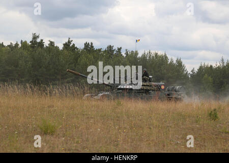 Soldats roumains dans un Bizonul TR-85M1 char de combat principal du 284e Bataillon du réservoir de participer à une marche à tir réel au cours de l'exercice Combined Résoudre II à la zone d'entraînement Grafenwoehr Grafenwoehr, Allemagne, le 26 juin 2014. Résoudre combiné II est une action décisive des multinationales de l'environnement de formation à l'exercice multinational interarmées du Commandement de l'instruction et d'entraînement Grafenwoehr Hohenfels qui implique plus de 4 000 participants venus de 15 pays partenaires. Le but de l'exercice est de former et préparer une brigade multinationale dirigée par les États-Unis d'interopérer avec plusieurs partner Banque D'Images