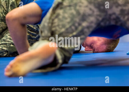 La CPS. Joshua Hawn, de Cherry Hill, N.J., face à la CPS. Curtis Anderson, d'Albuquerque, N.M., dans l'Armée moderne combatives au cours de l'Armée 2014 tournoi Réserver meilleur guerrier à la concurrence Joint Base McGuire-Dix-Lakehurst, N.J., le 26 juin. Hawn représente le 84e commandement de l'instruction et Anderson représente le 80e commandement de l'instruction, en compétition cette année. (U.S. Photo de l'armée par le Sgt. 1re classe Michel Sauret) Réserve de l'armée de guerriers s'affrontent dans l'Armée moderne tournoi Combatives 140626-A-TI382-827 Banque D'Images