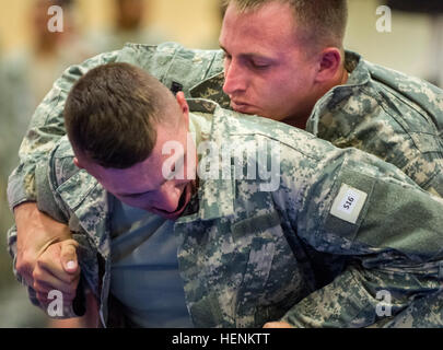 La CPS. Joshua Hawn (top), de Cherry Hill, N.J., face à la CPS. Curtis Anderson, d'Albuquerque, N.M., dans l'Armée moderne combatives au cours de l'Armée 2014 tournoi Réserver meilleur guerrier à la concurrence Joint Base McGuire-Dix-Lakehurst, N.J., le 26 juin. Hawn représente le 84e commandement de l'instruction et Anderson représente le 80e commandement de l'instruction, en compétition cette année. (U.S. Photo de l'armée par le Sgt. 1re classe Michel Sauret) Réserve de l'armée de guerriers s'affrontent dans l'Armée moderne tournoi Combatives 140626-A-TI382-856 Banque D'Images